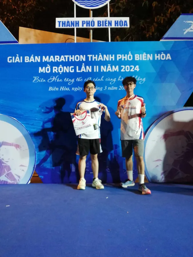 Two runners on stage at a 2024 race